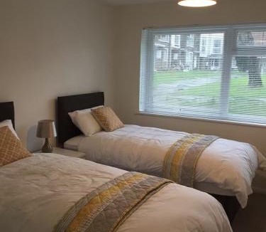 Crawley House | Contractor Accommodation Free Parking WiFi Near Worksites - 2 Bedroom Home In Three Bridges Crawley Gatwick