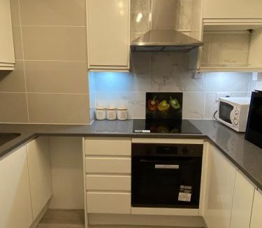 Crawley House | Contractor Accommodation Free Parking WiFi Near Worksites - 2 Bedroom Home In Three Bridges Crawley Gatwick