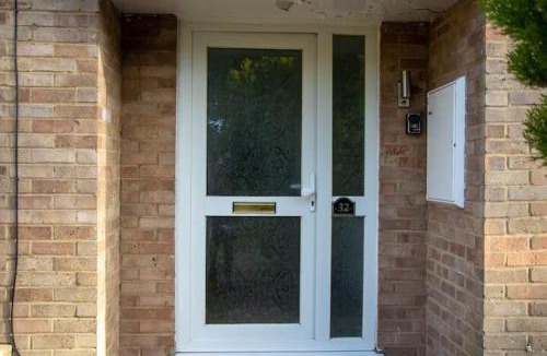 Crawley House | Contractor Accommodation Free Parking WiFi Near Worksites - 2 Bedroom Home In Three Bridges Crawley Gatwick