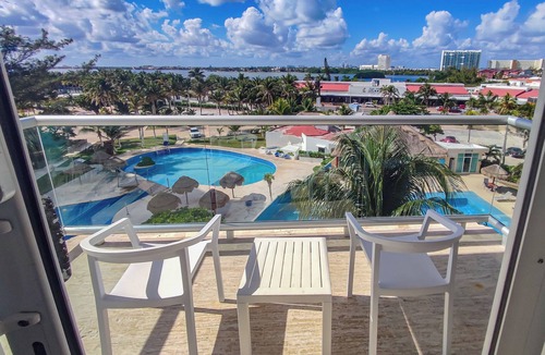 Punta Cancun Condo | Cozy Condo Beachfront Bedroom w/Beach View & Unbeatable Location