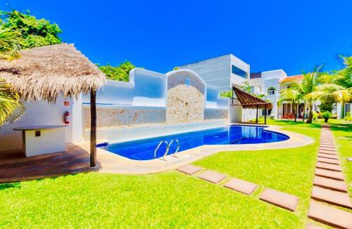 Playacar House | Deluxe Balcony Room With Swimming Pool Air Conditioning and Parking