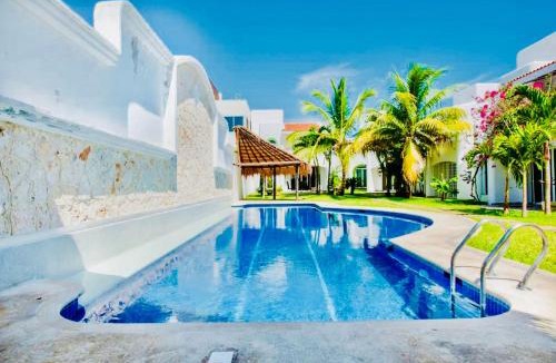 Playacar House | Deluxe Balcony Room With Swimming Pool Air Conditioning and Parking
