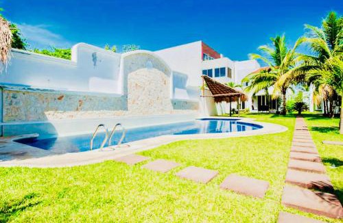 Playacar House | Deluxe Balcony Room With Swimming Pool Air Conditioning and Parking