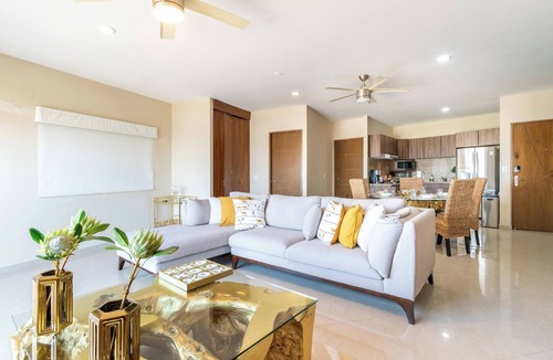Marina Mazatlan Condo | Elegante Condo a una Cuadra del Mar