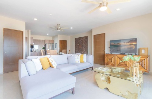 Marina Mazatlan Condo | Elegante Condo a una Cuadra del Mar