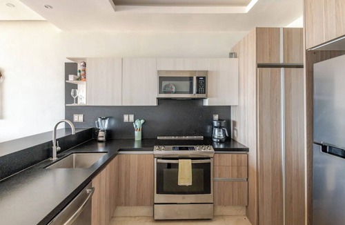San Francisco Apartment | Excellent beachfront apartment with pool.