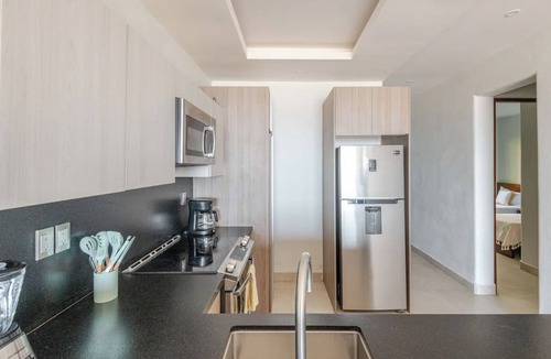 San Francisco Apartment | Excellent beachfront apartment with pool.