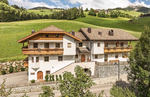 San Vigilio Apartment | Holiday Apartment "Désirée Luianta" with Balcony, Mountain View and Wi-F