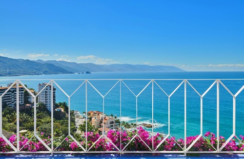 Conchas Chinas Hotel | Hotel Boutique Luxury Patio Azul