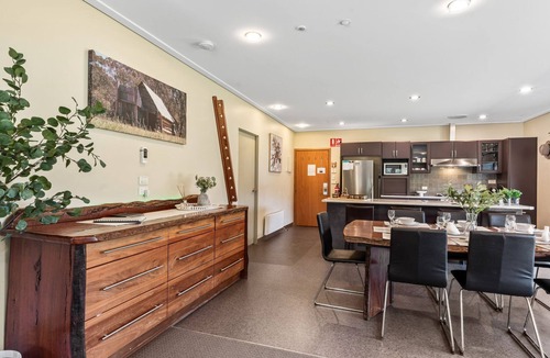 Crackenback Cabin | Kickenback Lodge - 3BR Lodge l Gym l Indoor Pool l Tennis l WiFi l Air-Con