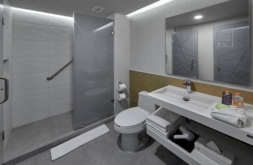 Zona Paseo Montejo Hotel | King Room w/ Breakfast | Pool Near Paseo Montejo