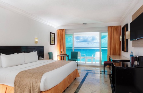 Punta Cancun Hotel | Krystal Cancun All Inclusive