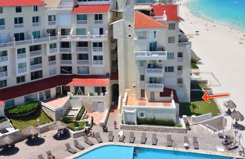 Zona Hotelera Condo | LOCATION! LOCATION! LOCATION! Ground Floor! Private Yard! Steps to pool & beach!