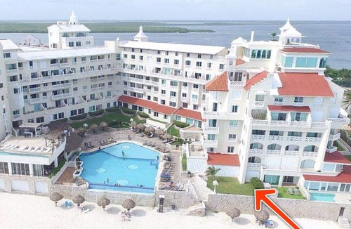 Zona Hotelera Condo | LOCATION! LOCATION! LOCATION! Ground Floor! Private Yard! Steps to pool & beach!