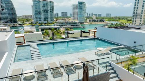 Zona Hotelera Apartment | Luxe Apt 3BR Rooftop Pool Marina & Shopping