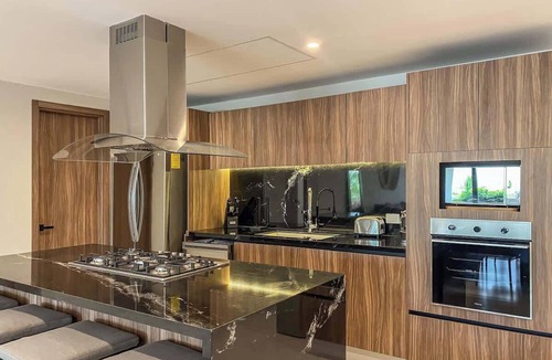 Zona Hotelera Apartment | Luxury 3BR in Puerto Cancun | Rooftop Pool & Gym