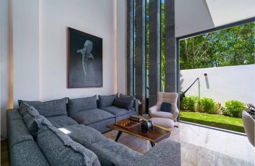 Cancun Villa | Luxury 5 Bedroom Villa - Private Heated Pool - Movie Theater - Gated Community - fits 11