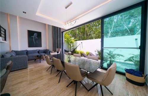 Cancun Villa | Luxury 5 Bedroom Villa - Private Heated Pool - Movie Theater - Gated Community - fits 11