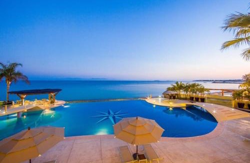 Emiliano Zapata House | Luxury Oceanfront Condo Infinity Pool