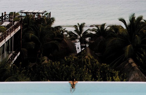 Zona Hotelera Hotel | Luxury Suite Steps from the Beach Rooftop Pool & Jacuzzi