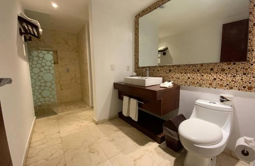 Downtown Apartment | Modern 5th Avenue Apartment w/ Infinity Pool