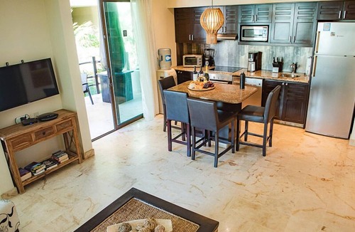 Downtown Condo | Oceanfront condo on the beach w hot tub! Minutes walk to restaurants,