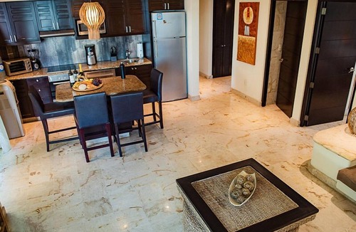 Downtown Condo | Oceanfront condo on the beach w hot tub! Minutes walk to restaurants,