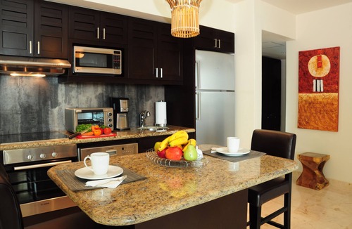 Downtown Condo | Oceanfront condo on the beach w hot tub! Minutes walk to restaurants,