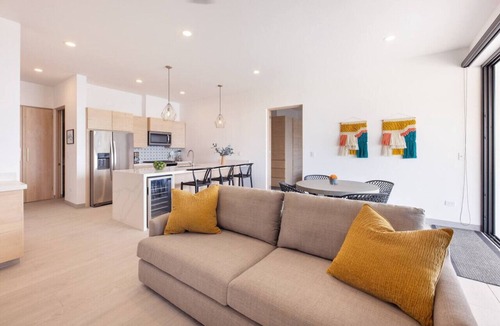 Cerritos Condo | Oceanfront Luxury Condo w/Infinity Pool—Cerritos