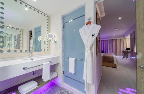 Costa Mujeres Resort | Planet Hollywood Cancun Adult Scene by Royalton, An Autograph Collection All-Inclusive Resort - Adults Only