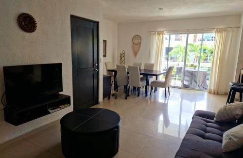 Gonzalo Guerrero Apartment | Playa del Carmen Tranquil Resort Pool Walk to 5th Ave and Beach