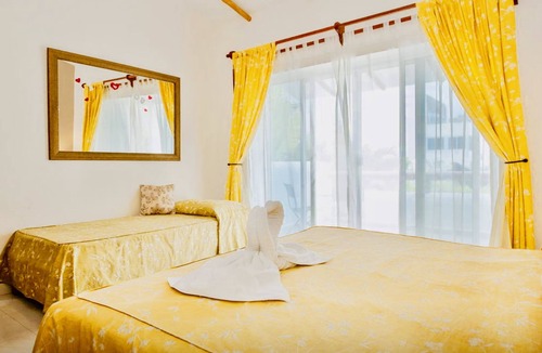 Playacar Bed & Breakfast | Playacar Deluxe Comfort Balcony Room With Swimming Pool Air Conditioning & Park