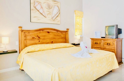 Playacar Bed & Breakfast | Playacar Deluxe Comfort Balcony Room With Swimming Pool Air Conditioning & Park