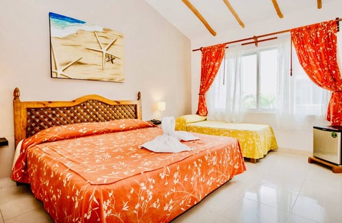 Playacar Bed & Breakfast | Playacar -Executive Comfort Room With Swimming Pool Air Conditioning and Parking