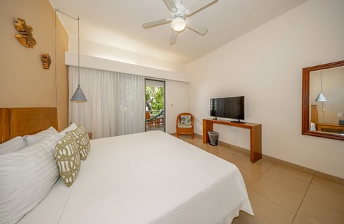 Gonzalo Guerrero Hotel | R207. Standard Room King con Balcón.