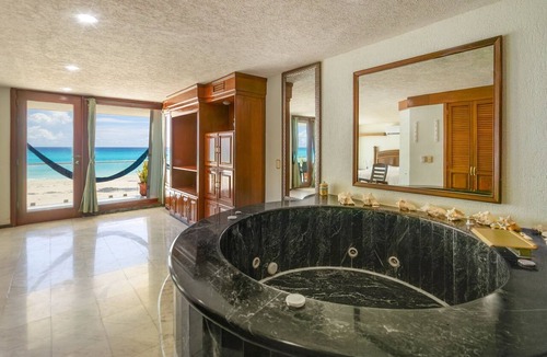 Punta Cancun Apartment | Spacious Luxury Retreat with a jacuzzi - Villas del Mar