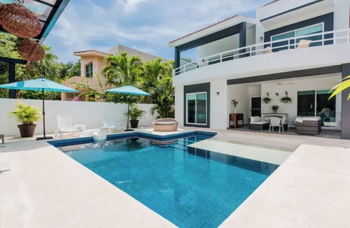 Puerto Aventuras Villa | Spacious villa with 5 bedrooms and WiFi, AC in charming Caribbean community