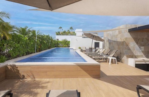 Gonzalo Guerrero Condo | Stylish Condo 1 Block to Beach & Rooftop Pool