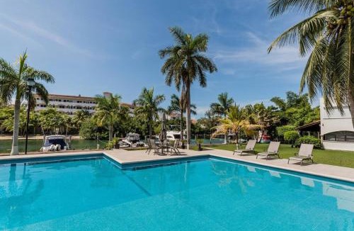 Zona Hotelera Villa | Stylish Lagoon front Villa by Casa Paraiso