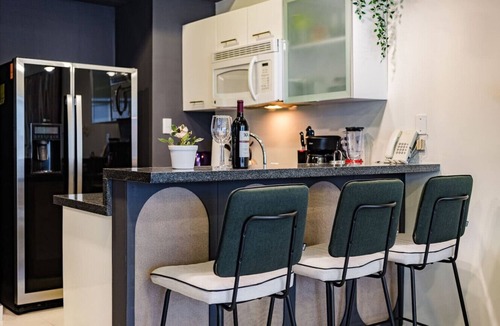 Cuauhtemoc Apartment | Stylish Reforma Loft w/Pool, Gym, AC & City Views