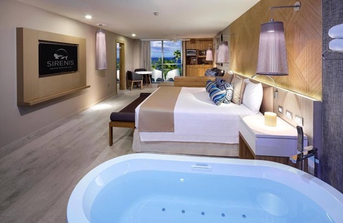 Downtown Cancun Resort | Suite with whirlpool and balcony at Grand Sirenis on the Riviera Maya