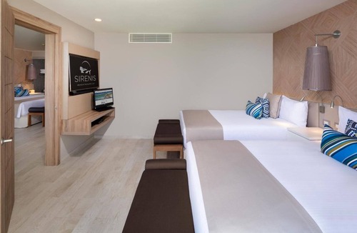 Downtown Cancun Resort | Suite with whirlpool and balcony at Grand Sirenis on the Riviera Maya