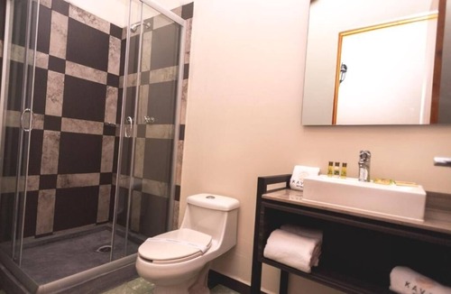 Centro Hotel | Sunny Retreat King Room with Pool, Steps from Museums, Markets & Local Flavors