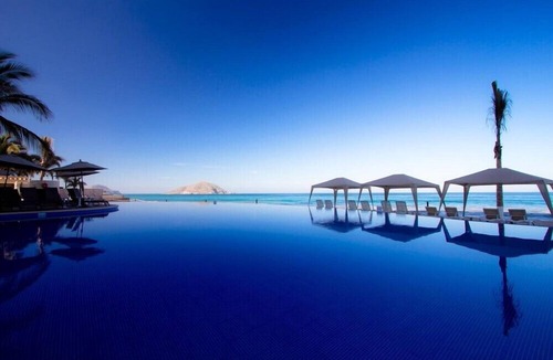 Marina Mazatlan Hotel | Tasteful Junior Suite with a Terrace and Private Beach Area