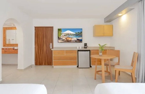 Punta Cancun Hotel | Three Bedroom Villa | Kin Ha Villas | Group Vacation, Dining Area, Pool