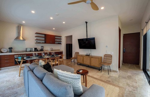 La Veleta House | Trendy La Veleta House w/Pool & Concierge