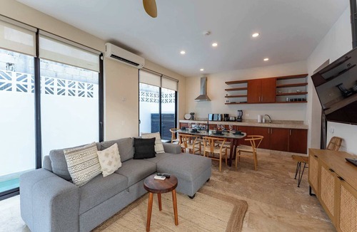 La Veleta House | Trendy La Veleta House w/Pool & Concierge