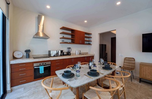 La Veleta House | Trendy La Veleta House w/Pool & Concierge