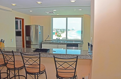 Zona Hotelera Hotel | VRBO Premier Host – Beachfront – 12BR/10bth – Penthouse Combo #3124