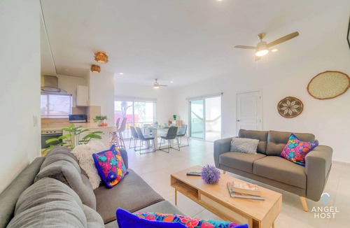 Downtown Apartment | Walk to 5th Ave & Beach · Pools, Balcony & Parking